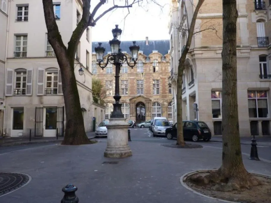 Saint-Germain-Des-Pres In Paris Apartment
